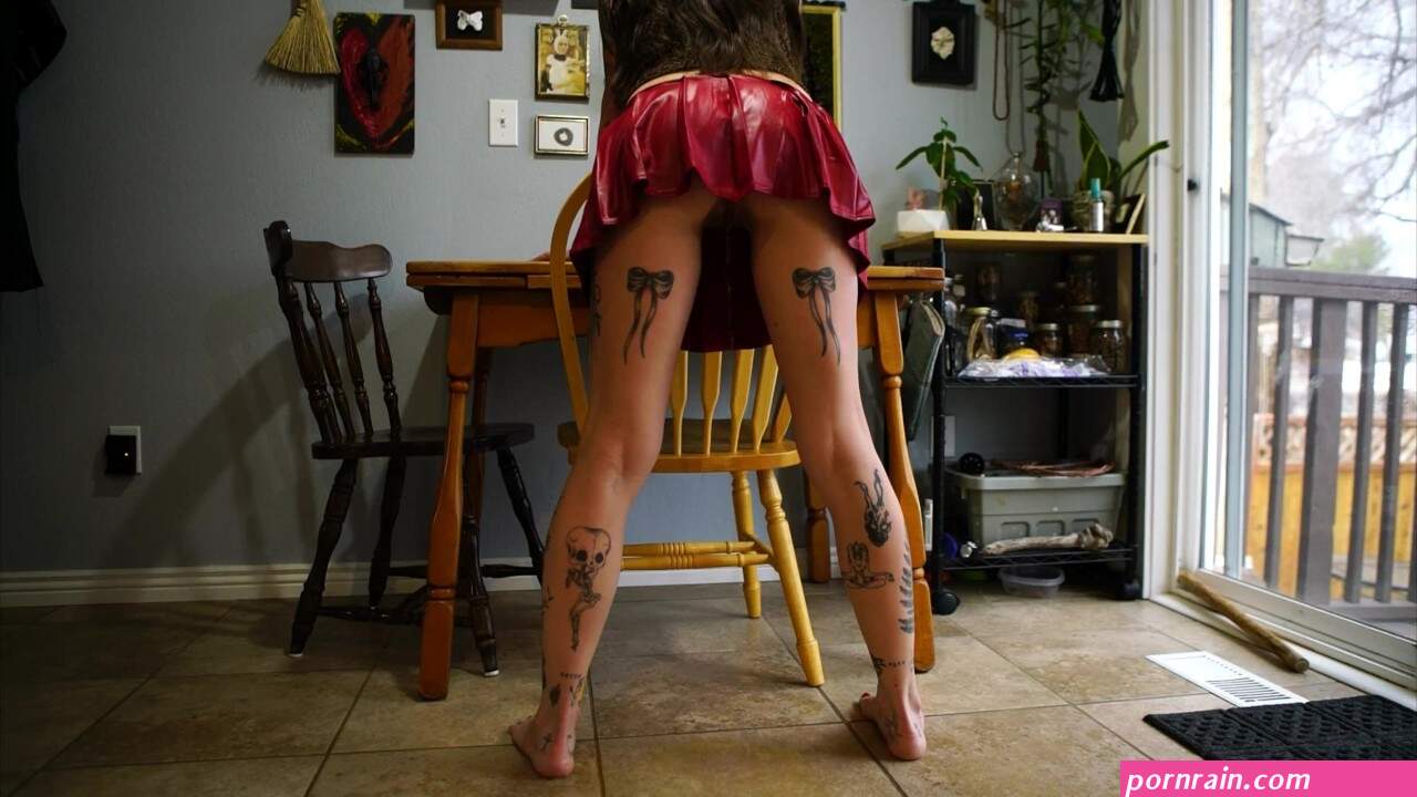 Upskirt Pee on the Floor