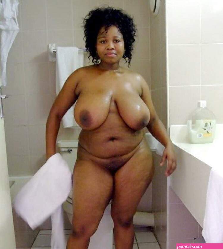 Africaine ronde pulpeuse sexy et nue