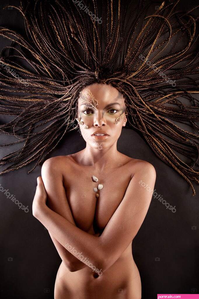 Portrait dune femme américaine africaine nue avec dreadlocks image libre de droit par bloodua 12824705