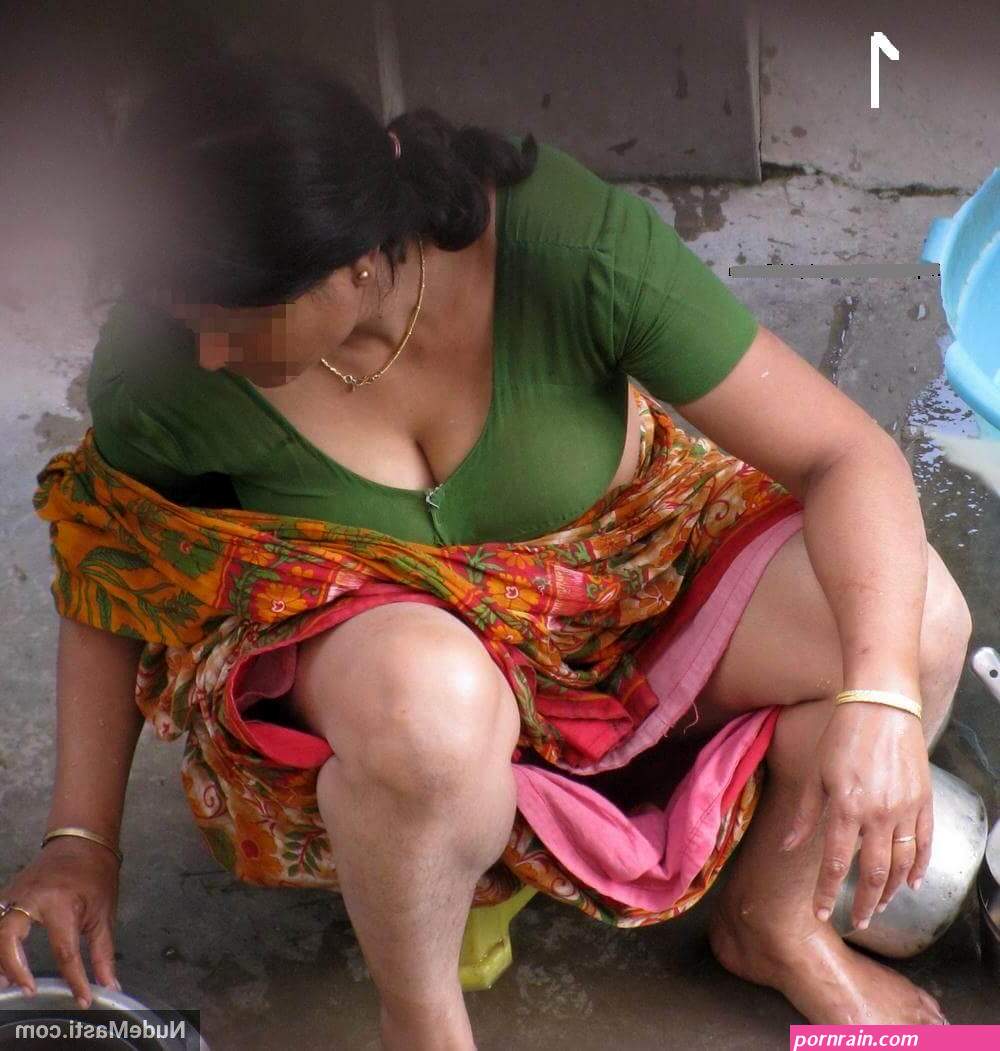 35 Big Indian boobs imprisoned in blouse pics!