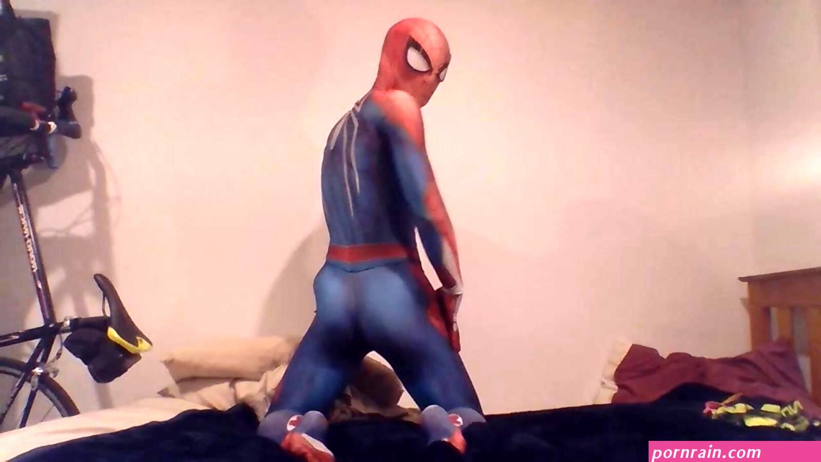 Muscle guy in spiderman suit 25-06-2020