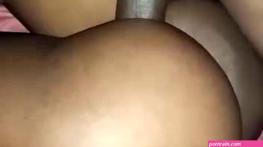 Il lui baise avec son gros pénis