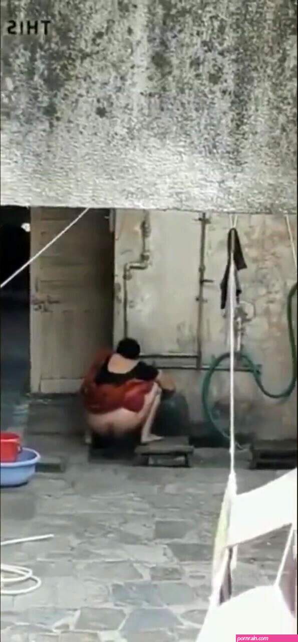 Saree Pissing: Desi aunty spy pee