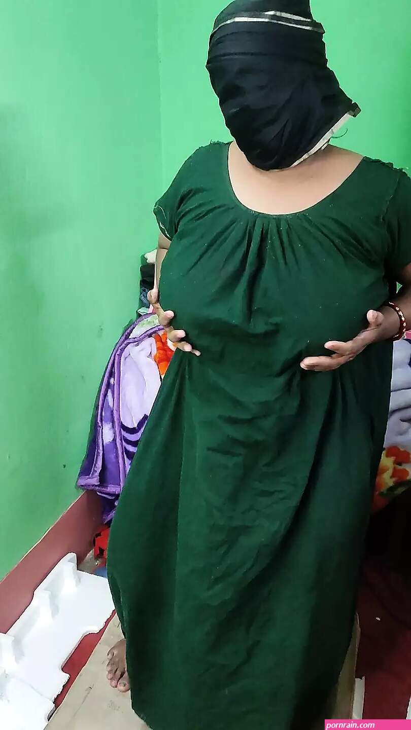 Desi Aunty peeing and fingering pussy