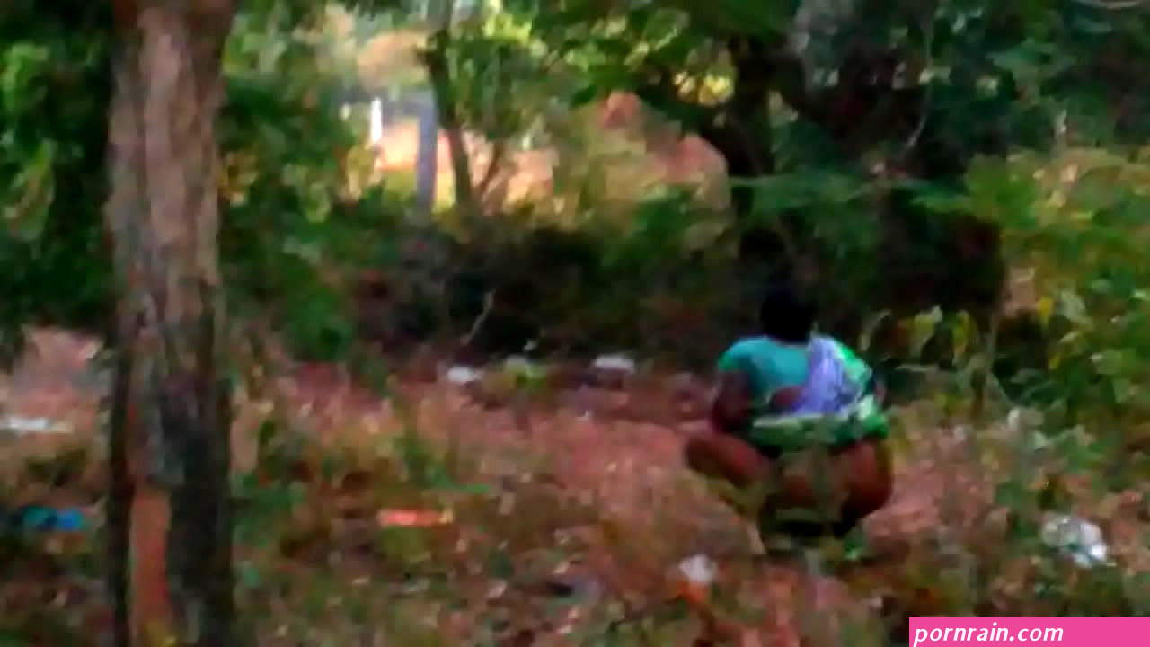 Indian maid aunty peeing outdoor-2