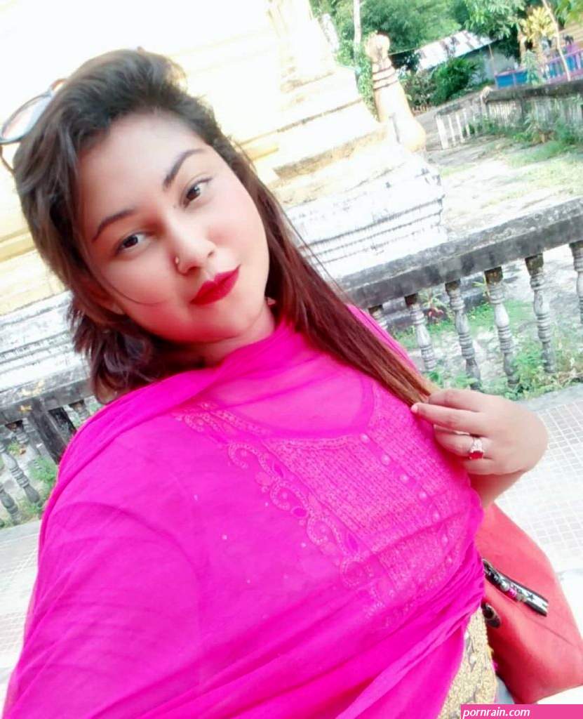 Beautiful Desi Chubby Girl Nude Selfie Photos