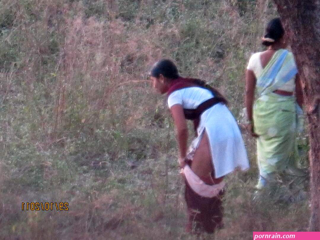 Indian Village Girls Pissing 3416