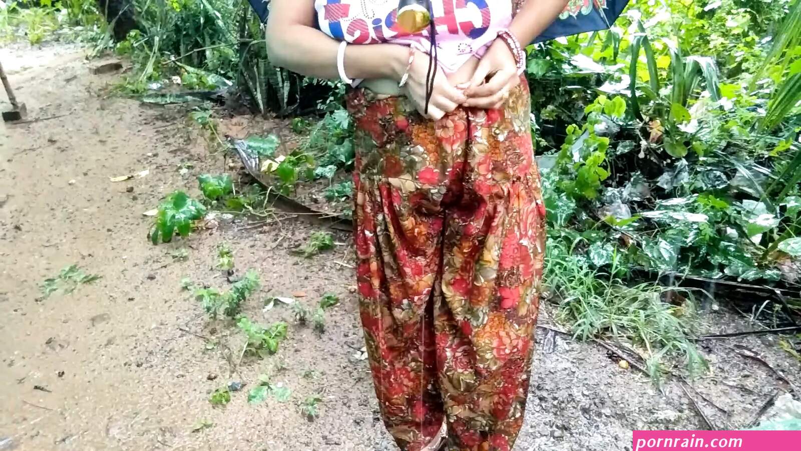 Desi Indian Bhabhi Outdoor Public Pissing Video Compilation
