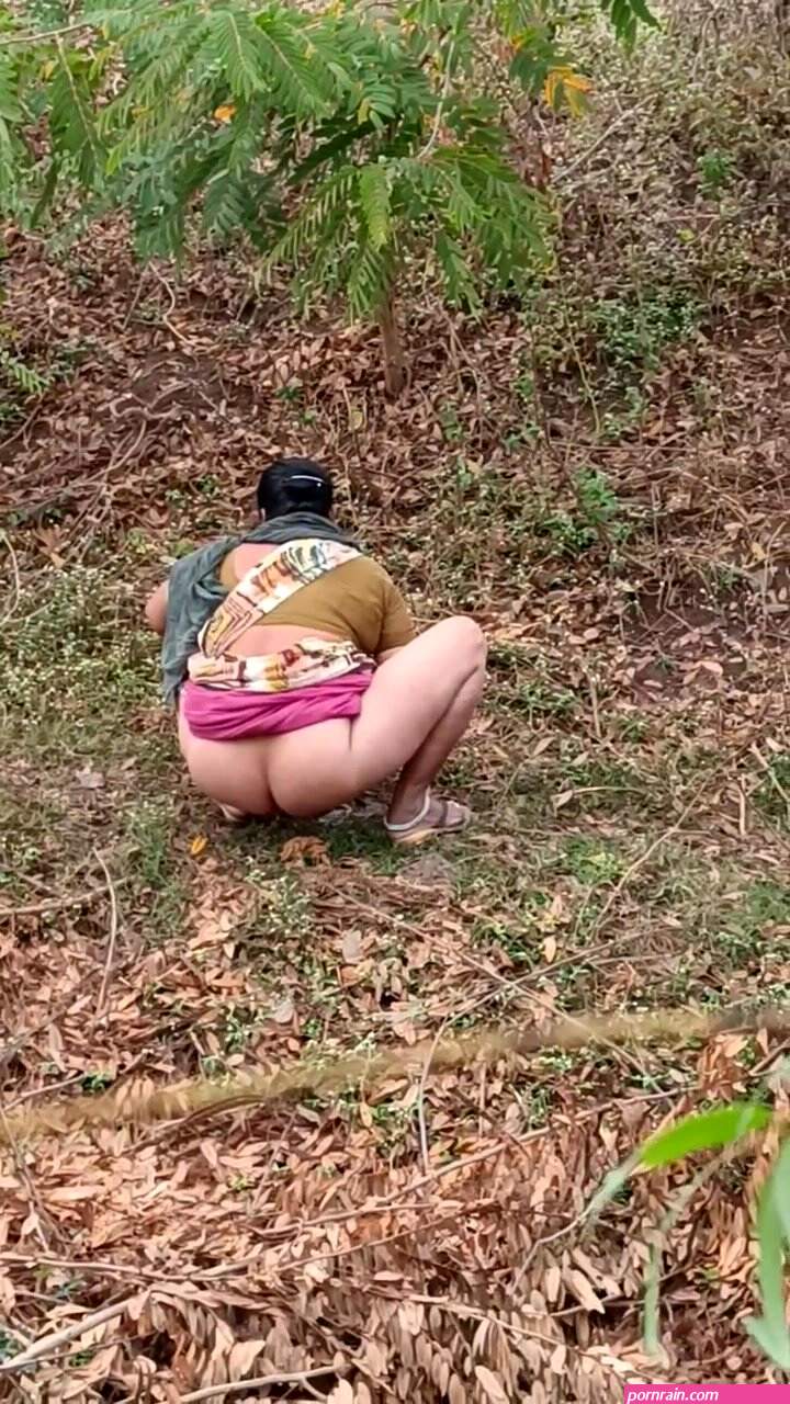 Bhabhi outdoor potty