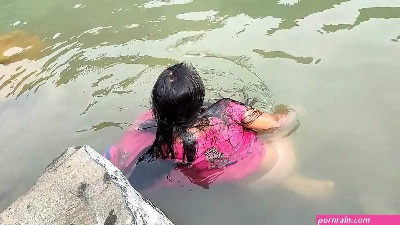 Desi village girl fucked outdoors after washing clothes in the river