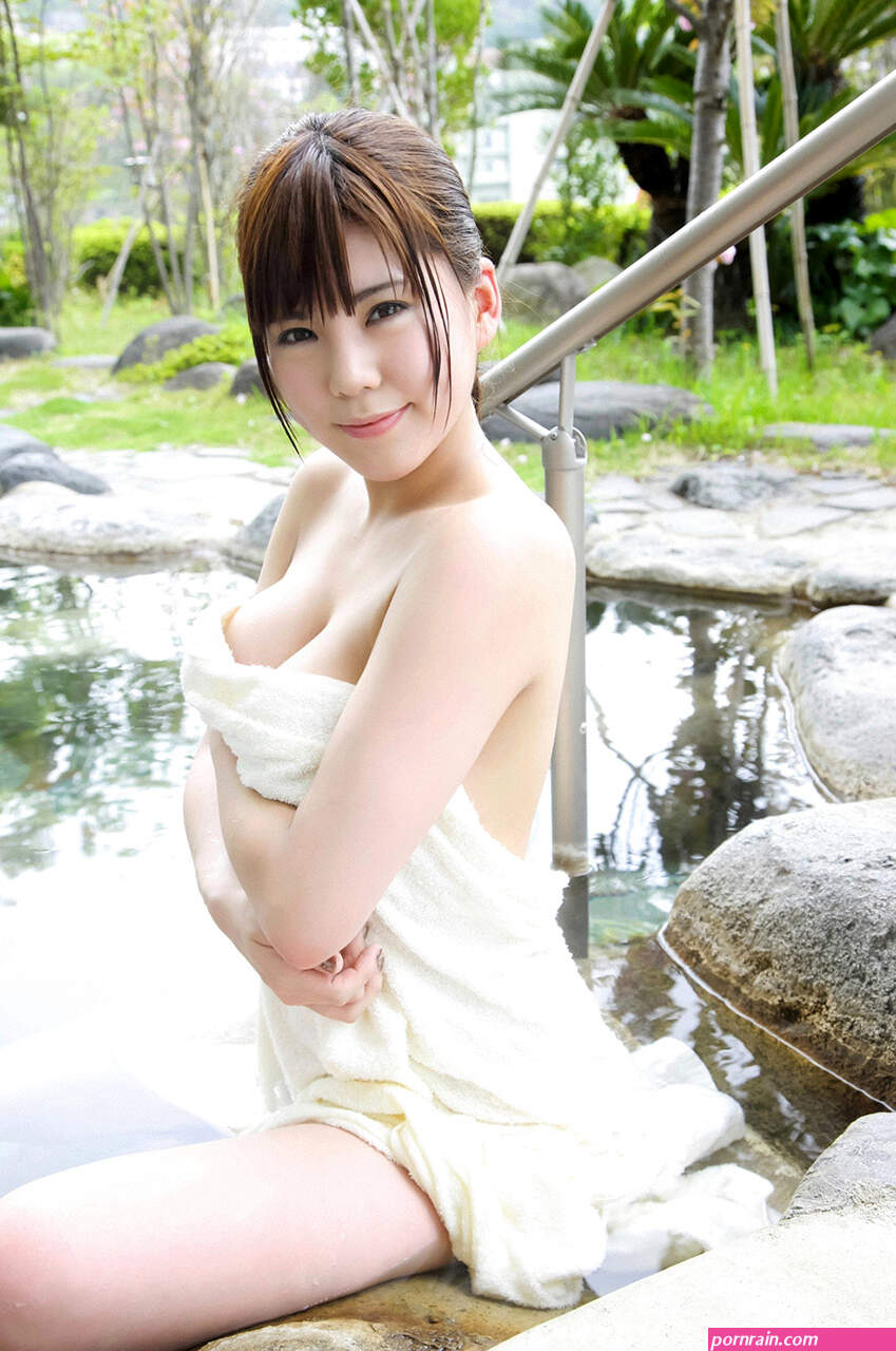 FOTO GADIS CANTIK BUGIL DI KALI