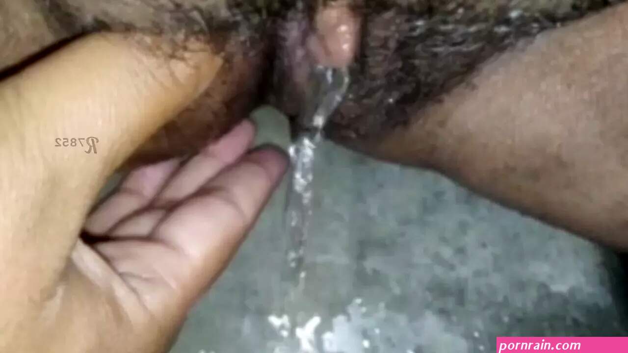 Hot desi girl fingering and squirts watch online