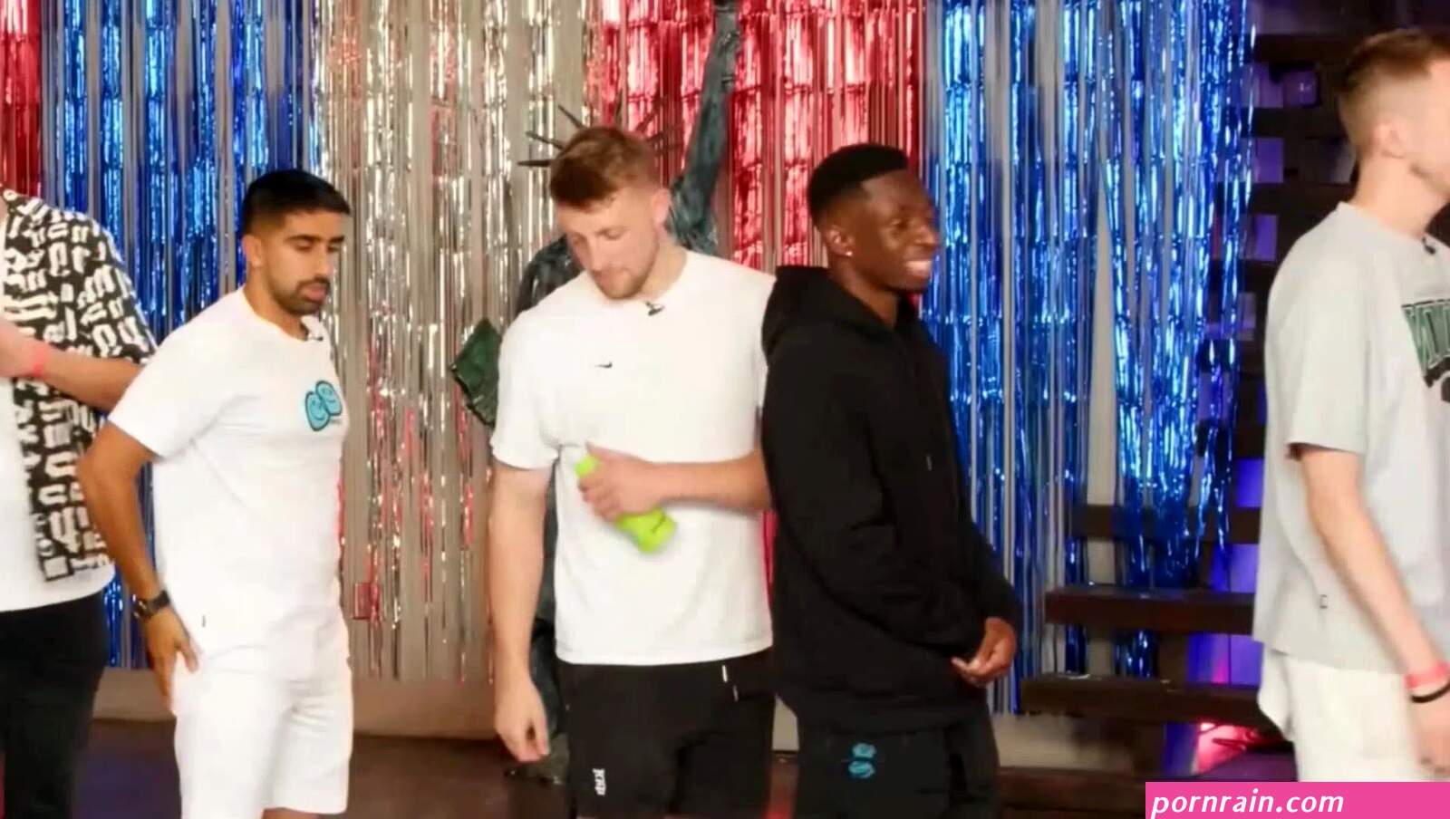 KSI gets her to flash her tits in sidemen YouTube video