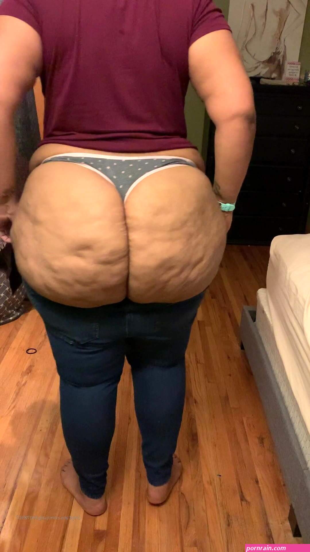 Pawg with fat cellulite ass tries on jeans