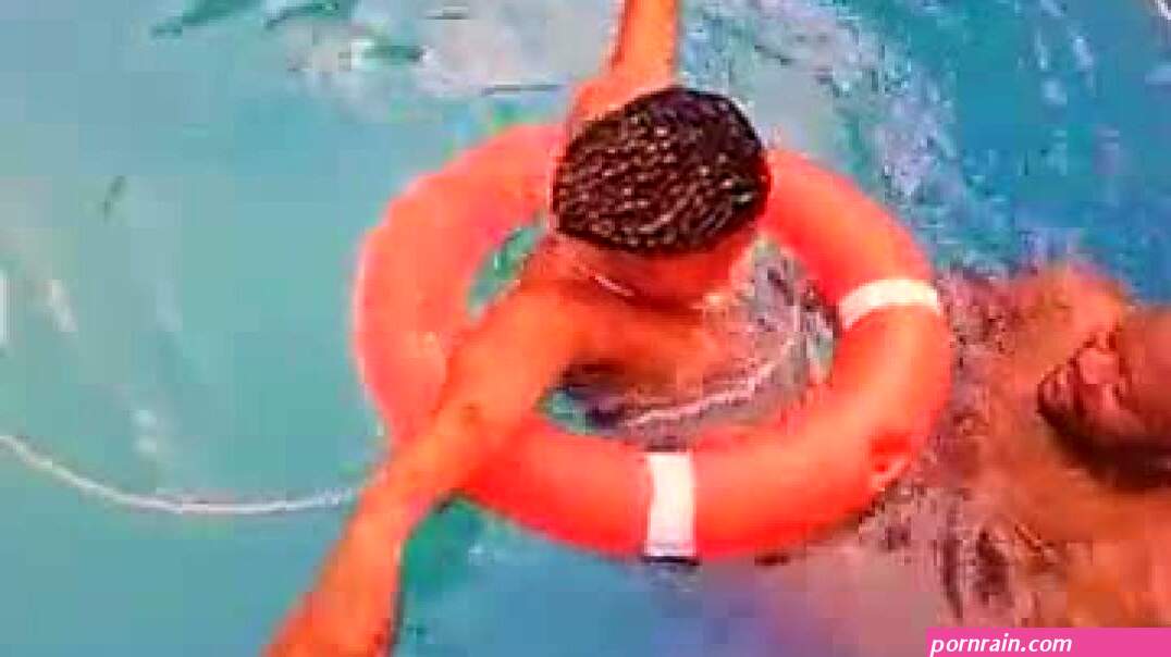 Dans la piscine