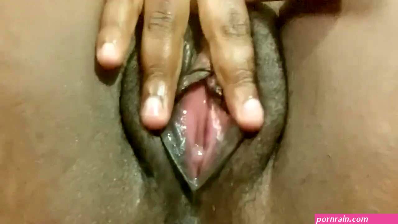 ZULU GIRL PLAYING WITH HER PUSSY