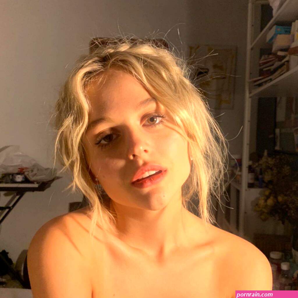 Emily Alyn Lind Bad Girl Nude