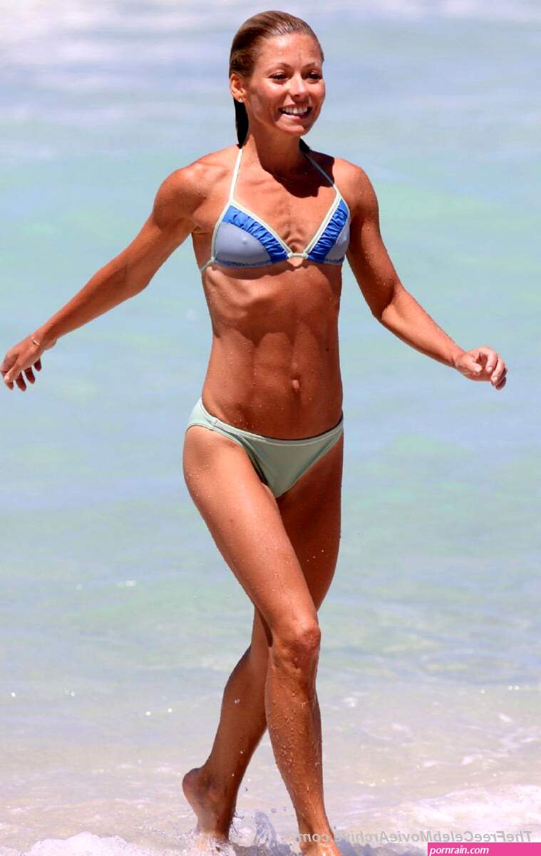 Kelly Ripa fully naked at Largest Celebrities Archive!