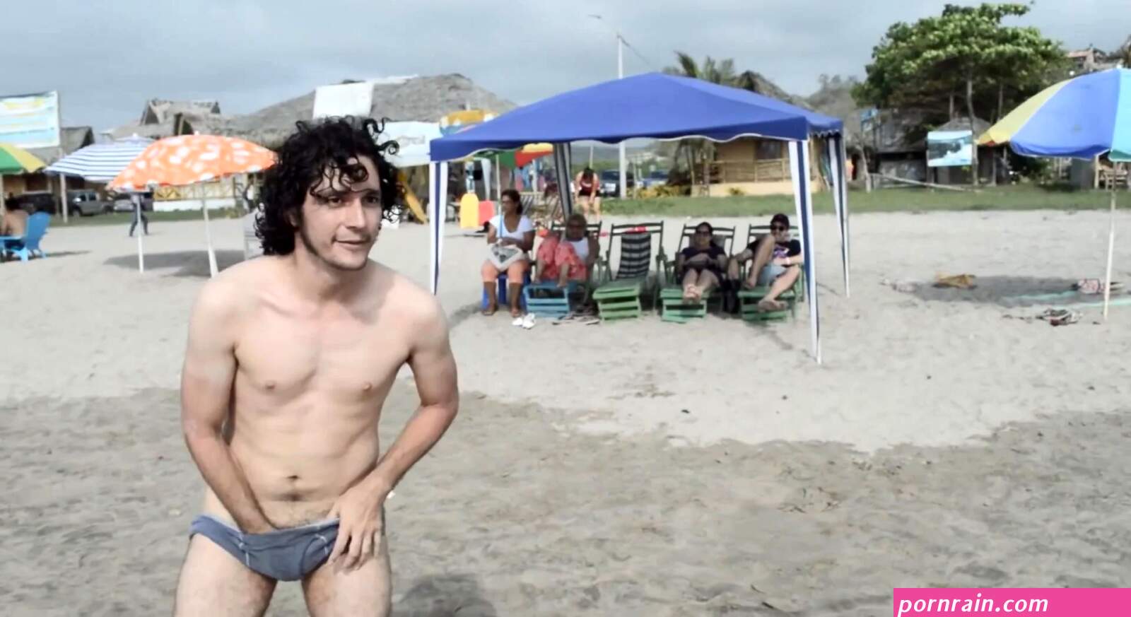 Youtuber gets naked for challenge