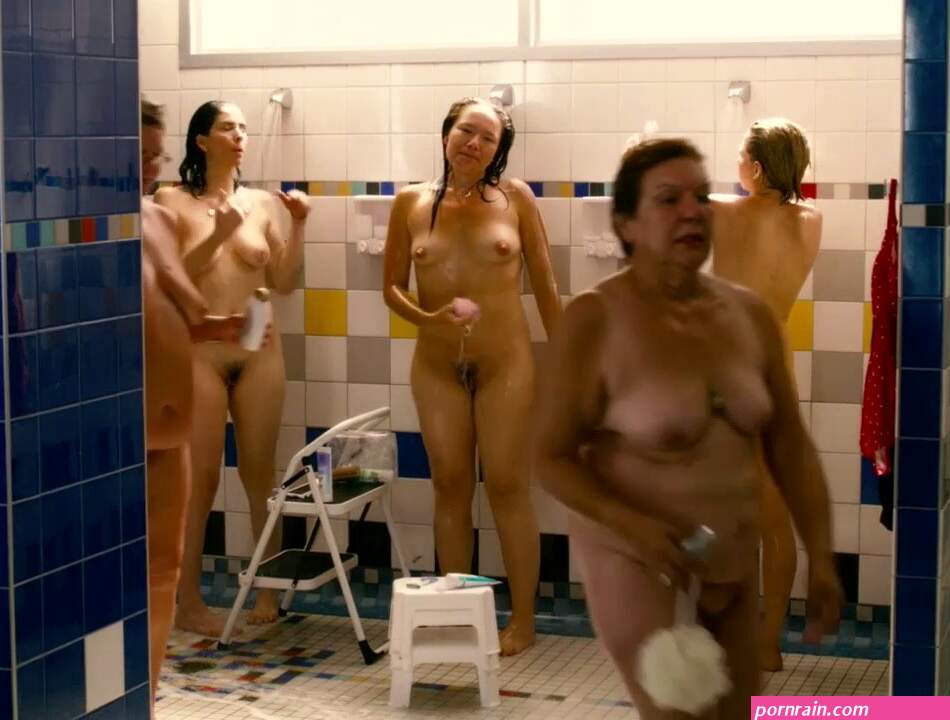 michelle-williams-jennifer-podemski-sarah-silverman-nude-shower-8613-12.jpg