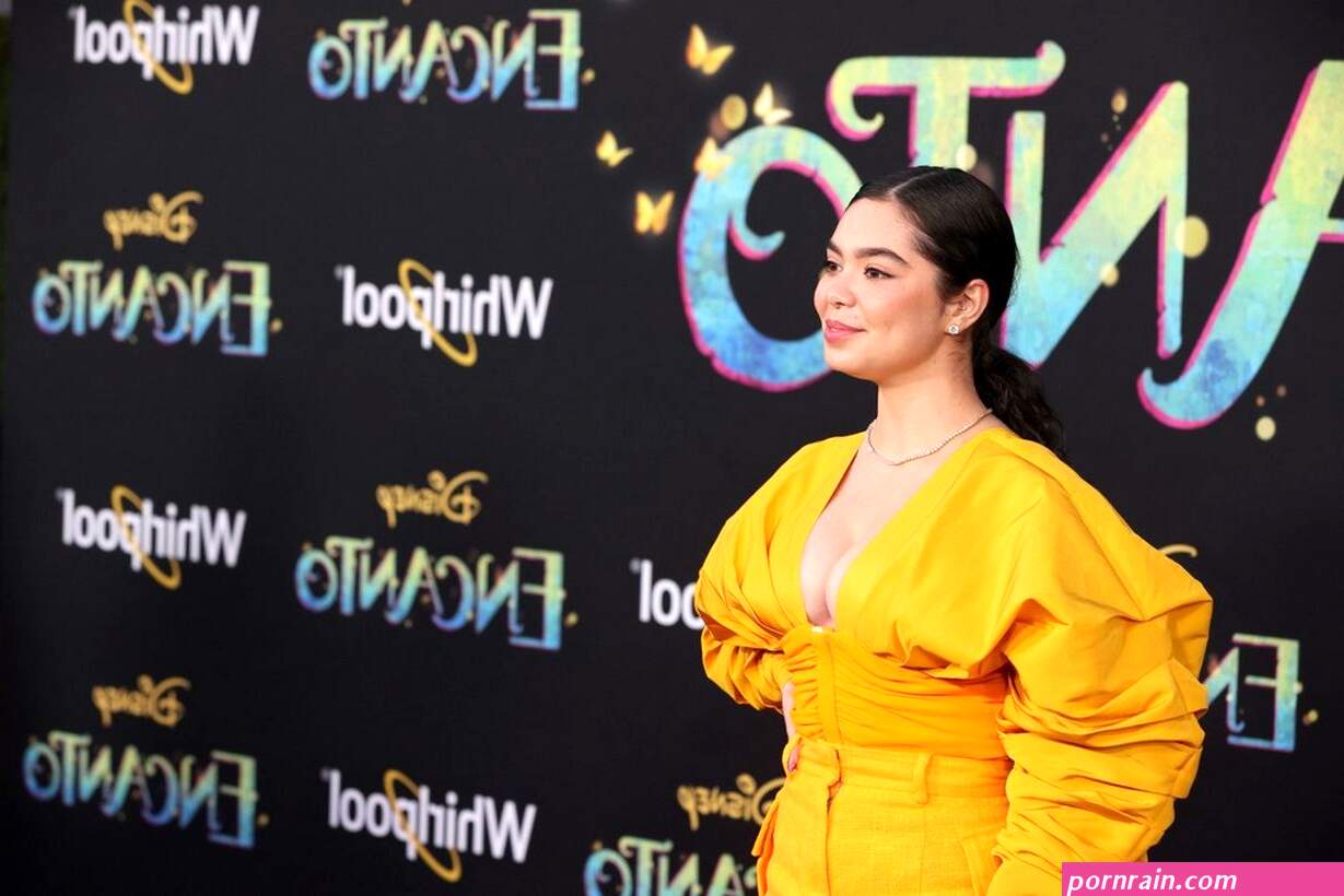 Aulii Cravalho cleavage