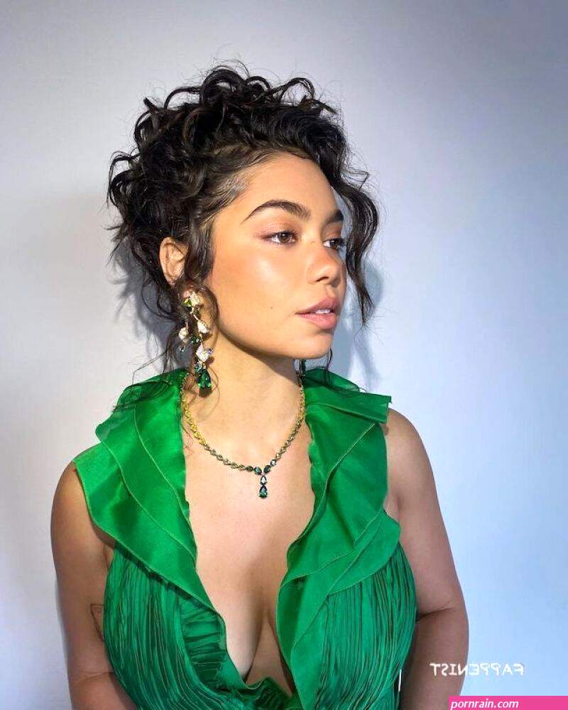 Aulii Cravalho Nude and Sexy Photo Collection