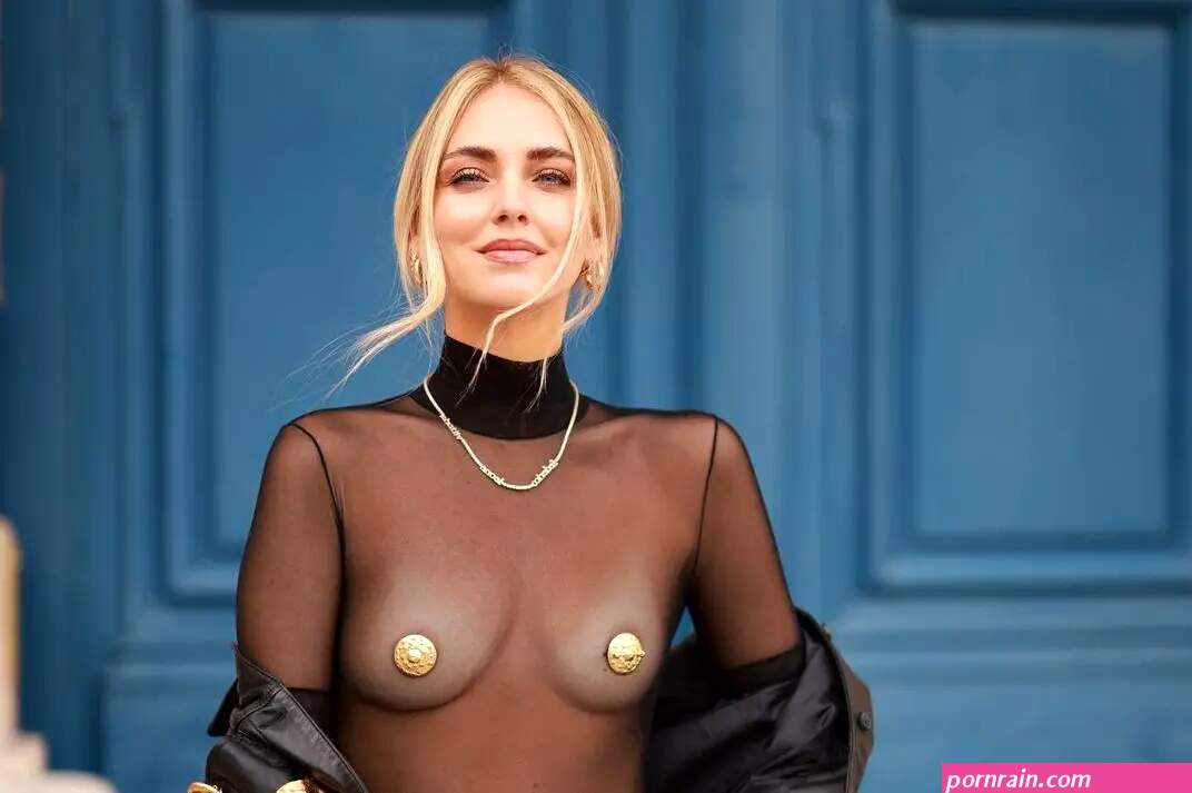 Chiara Ferragni nude look alla Paris Fashion Week