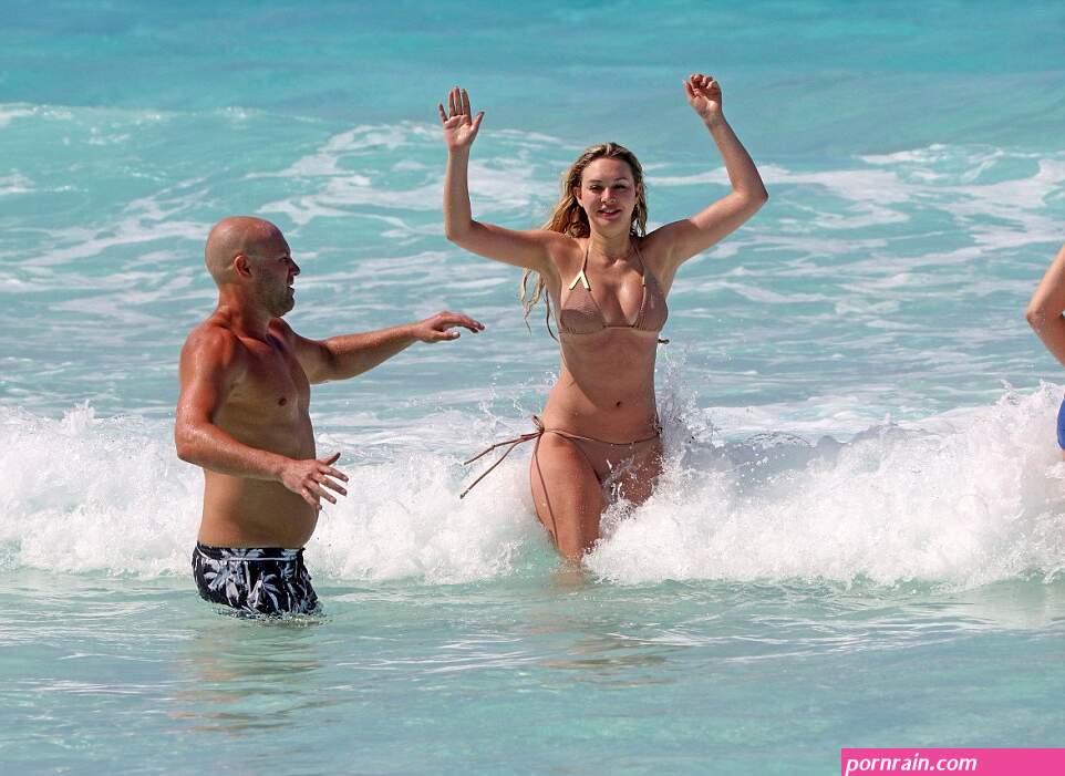 Corinne Olympios enjoys fun in the sun puts on PDA with mystery man