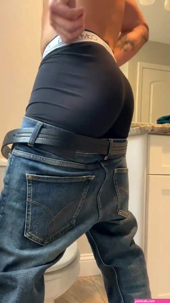 DL thug showing ass