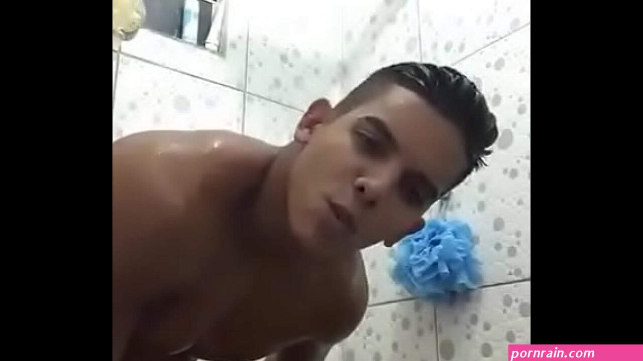 Musculoso mostrando su enorme verga