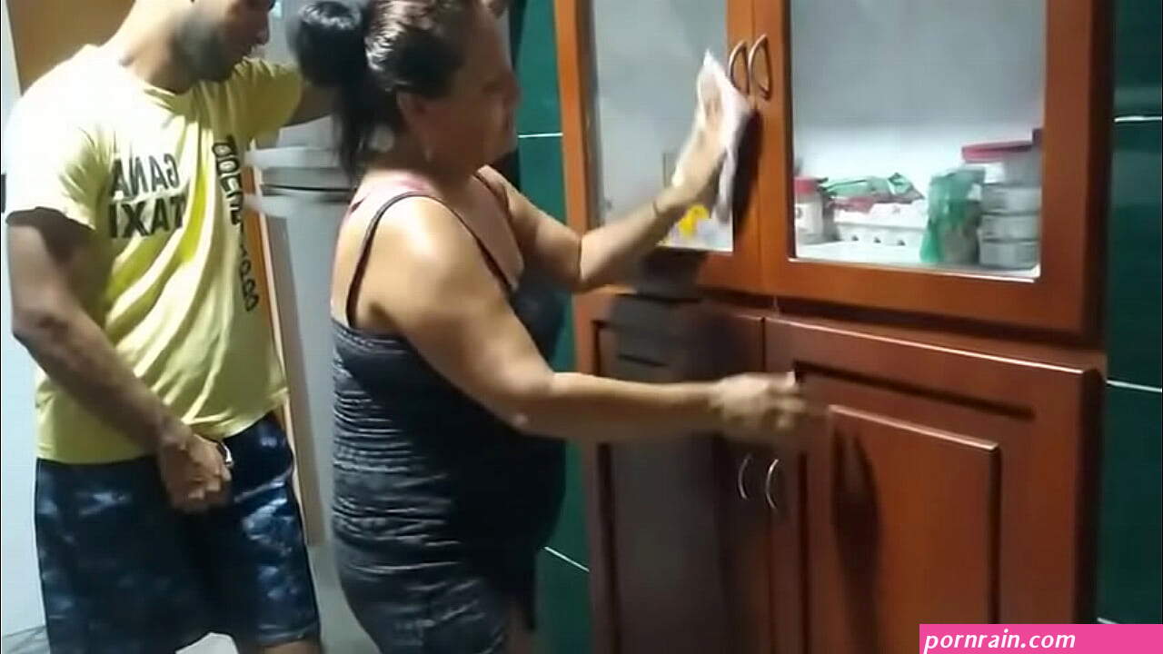 Me follo a mi suegra en la cocina