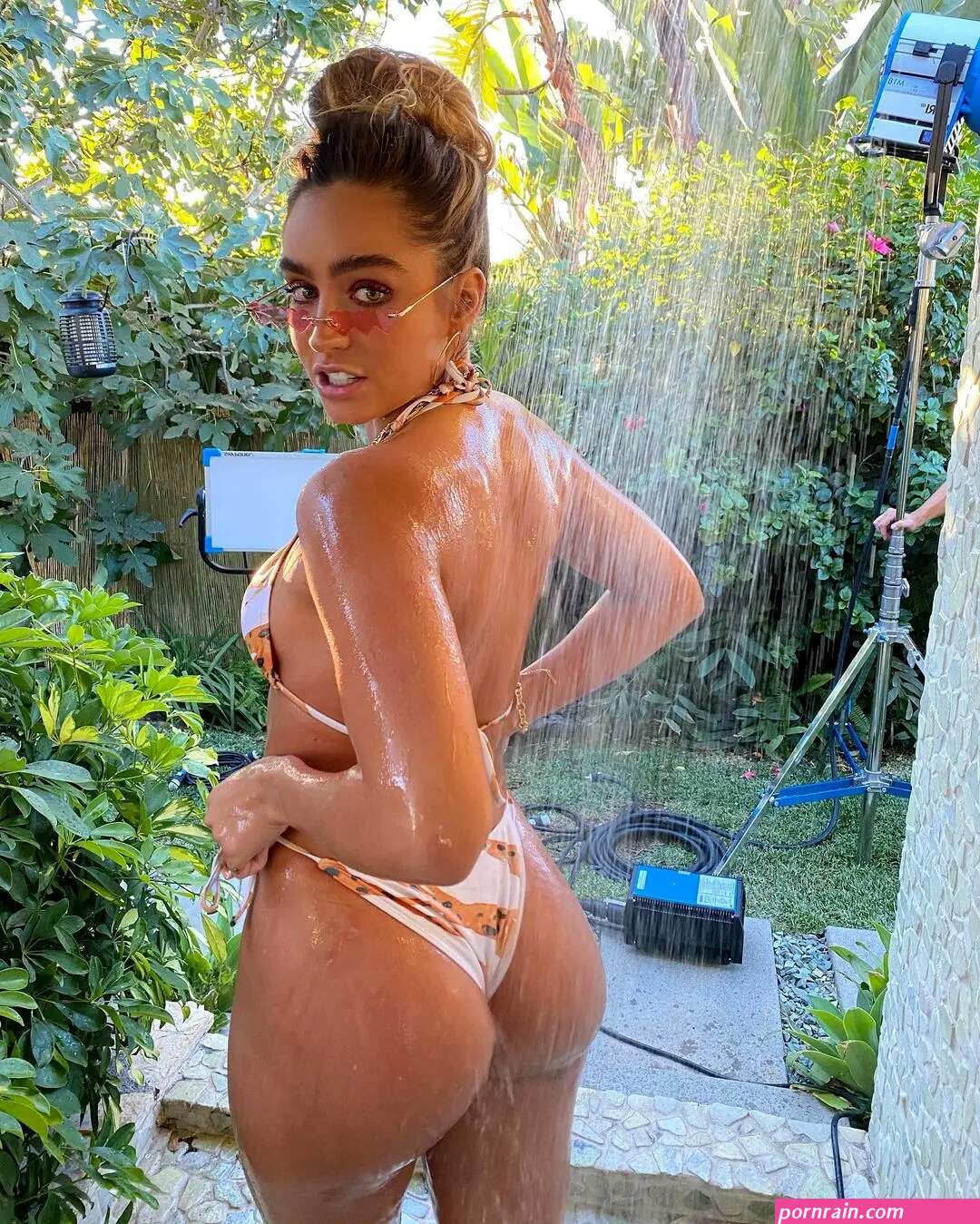 Sommer Ray Flaunts Massive Thigh Gap While Twerking In Skin-Tight Spandex
