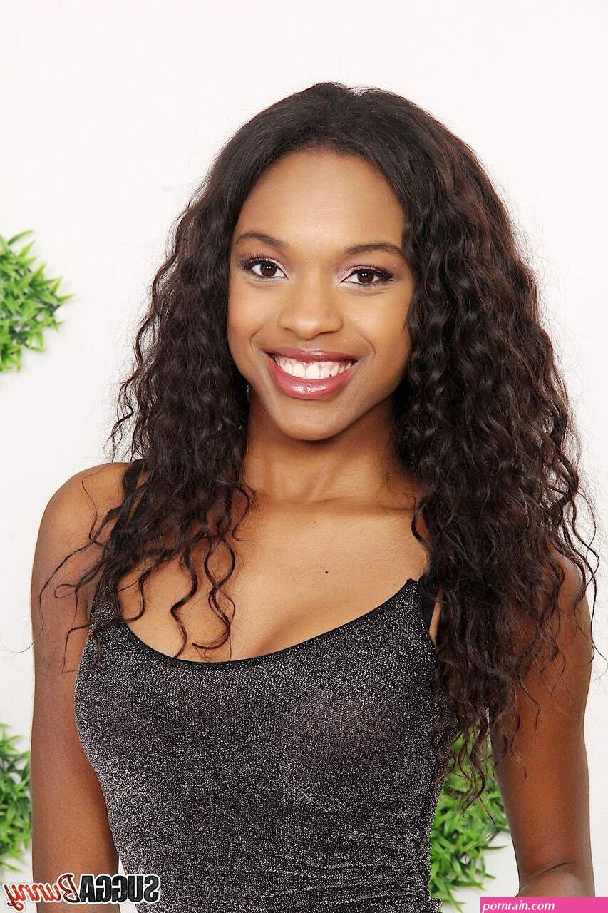 Negra novinha gostosa em fotos nuas mostrando a buceta
