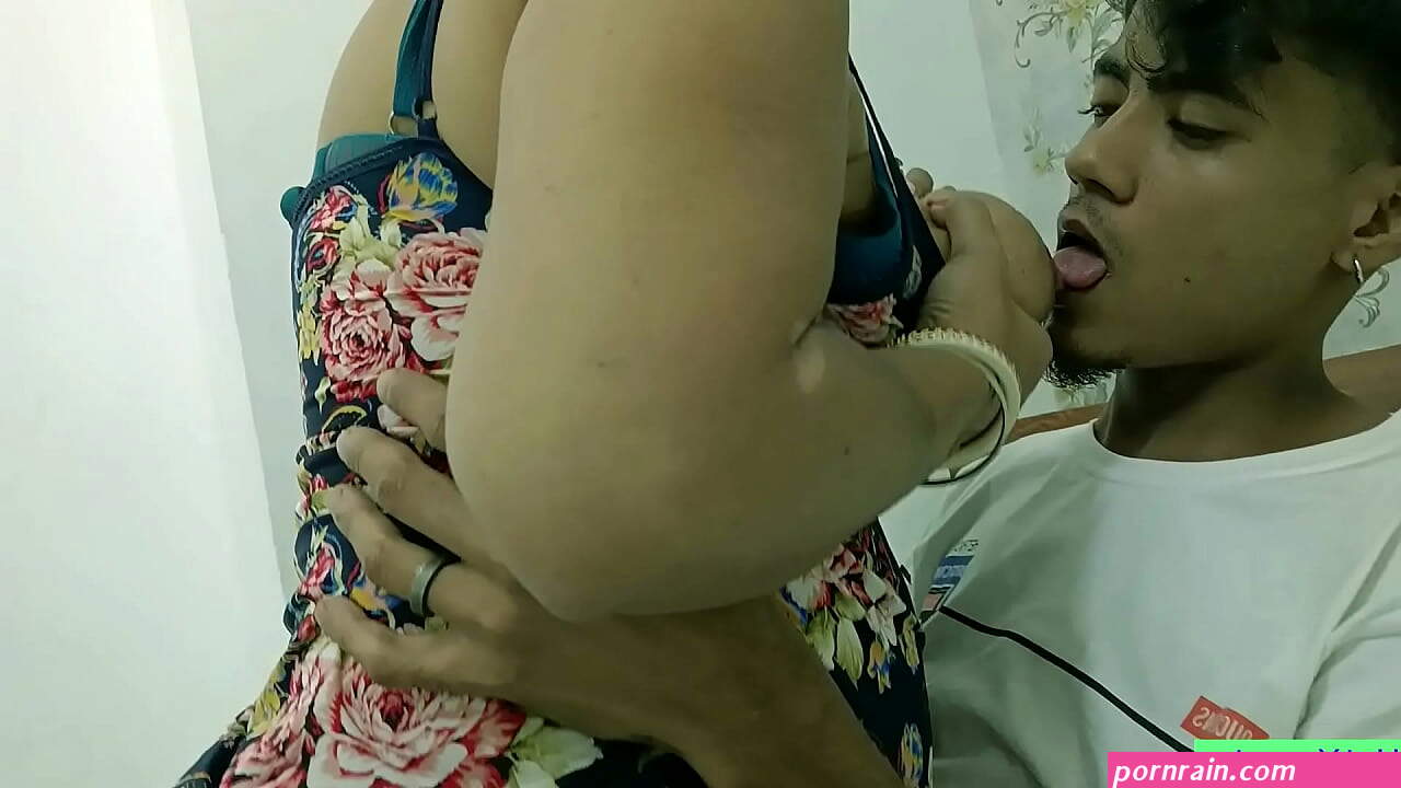 Beautiful hot aunty paid sex with call boy! Hot Hindi
