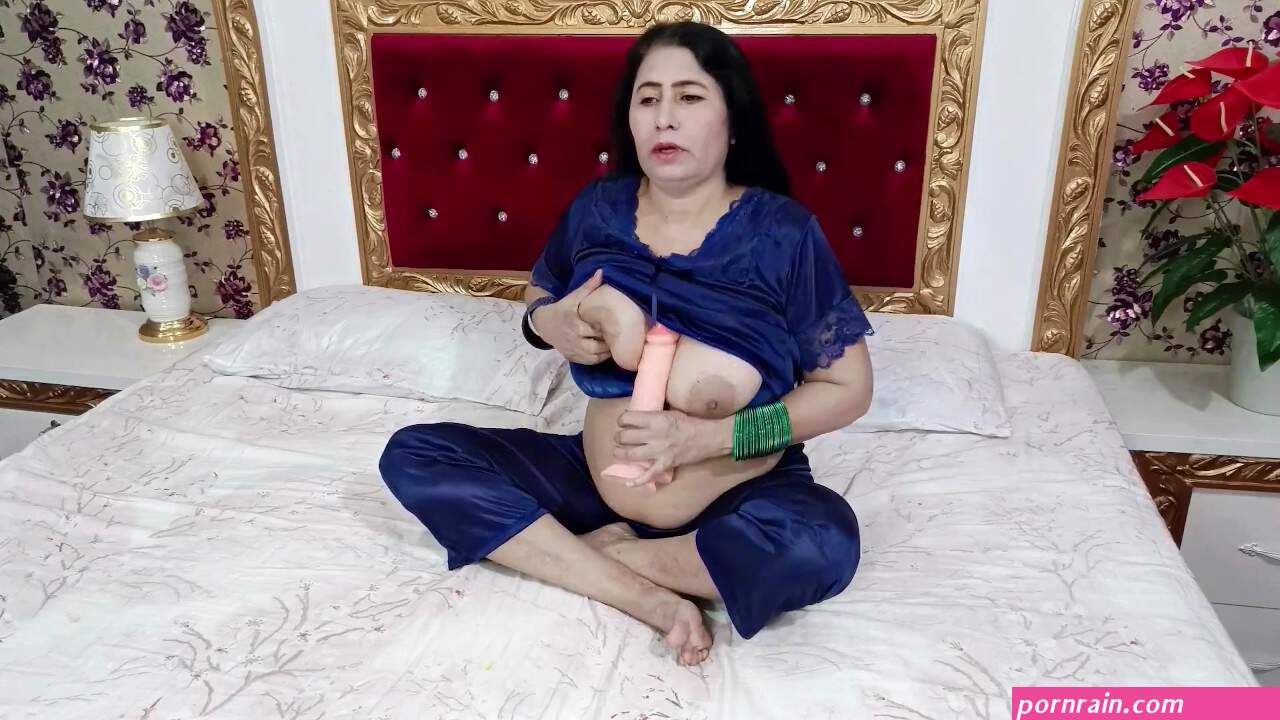 Most Beautiful Indian Aunty Sex with Huge Dildo
