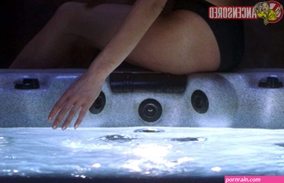 Naked Denise Richards in Valentine ANCENSORED