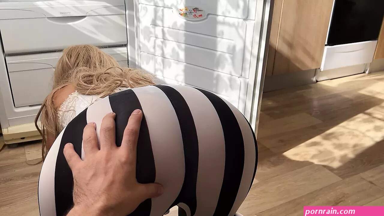 MILF in tight tights bent over and relaxed her big ass for anal sex watch online