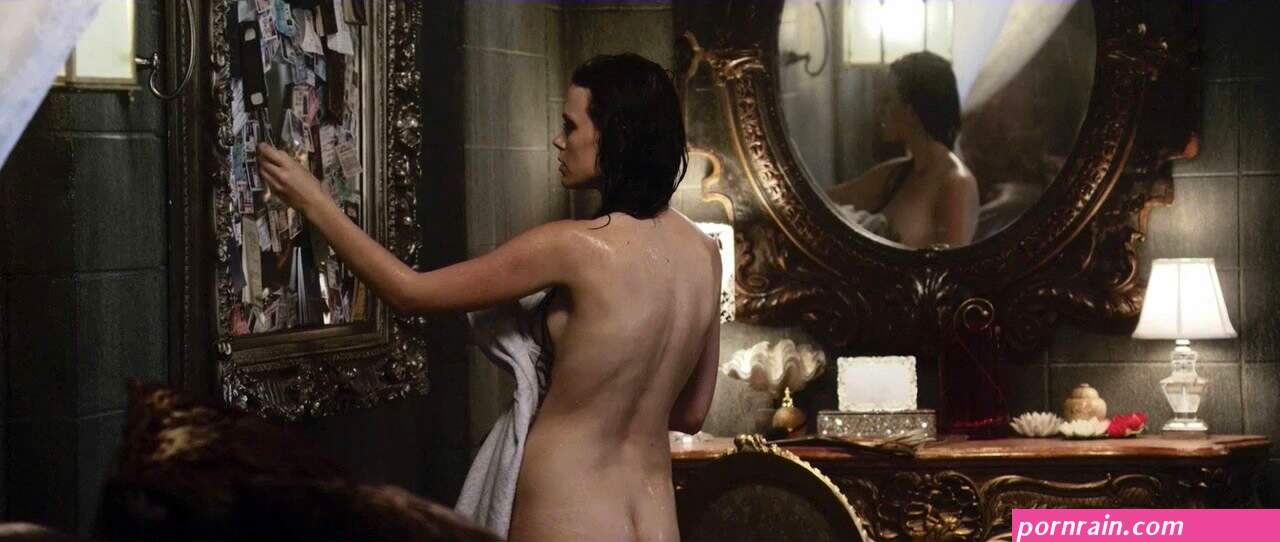 Naked Katia Winter in Arena ANCENSORED