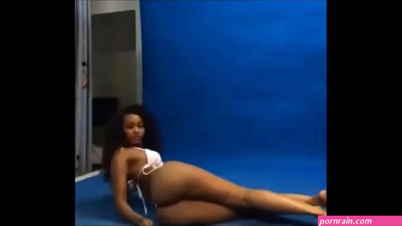 Mhalaiki Huddah Monroe Aonyesha Matako.