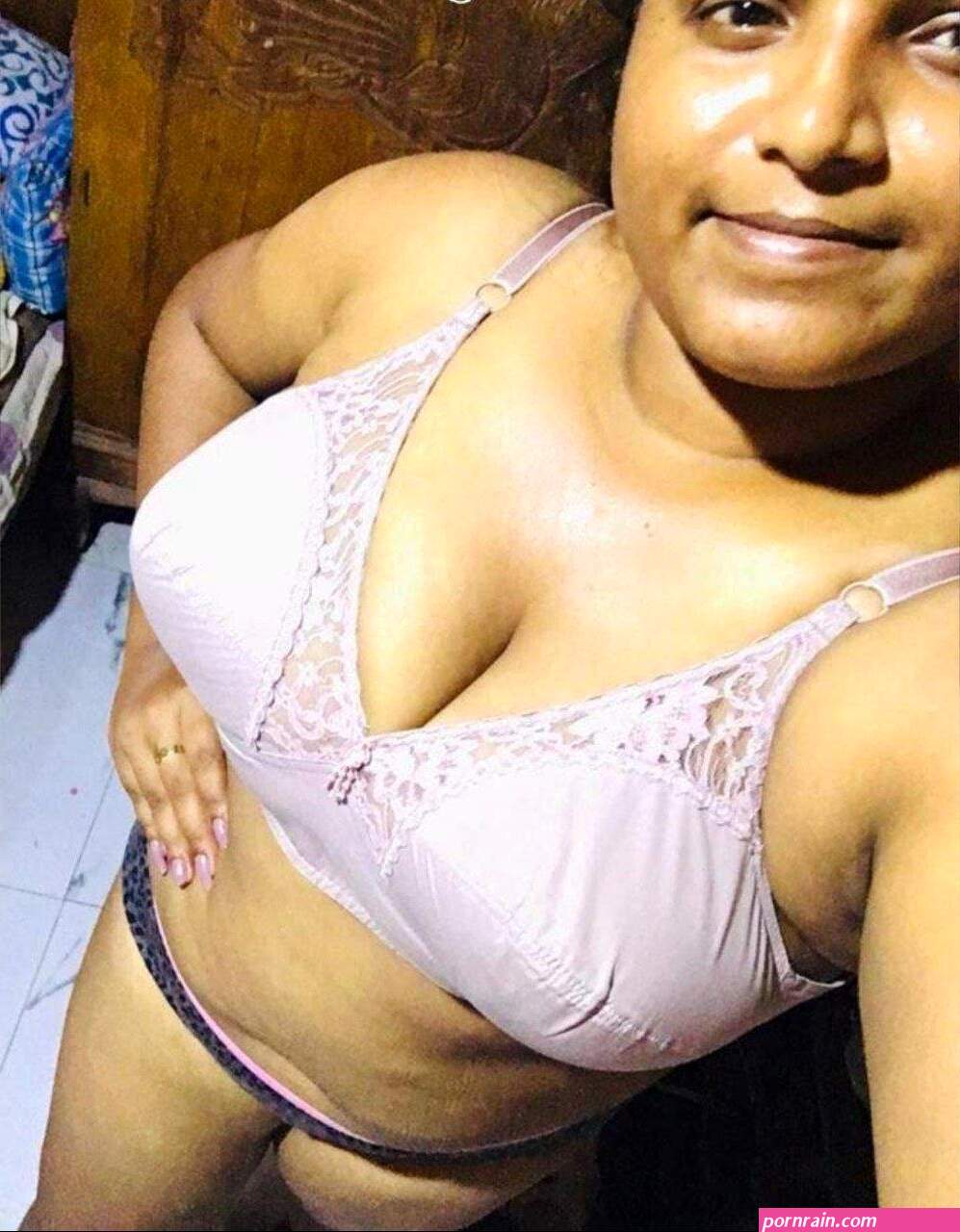 Srilankan busty aunty showing big melons pictures