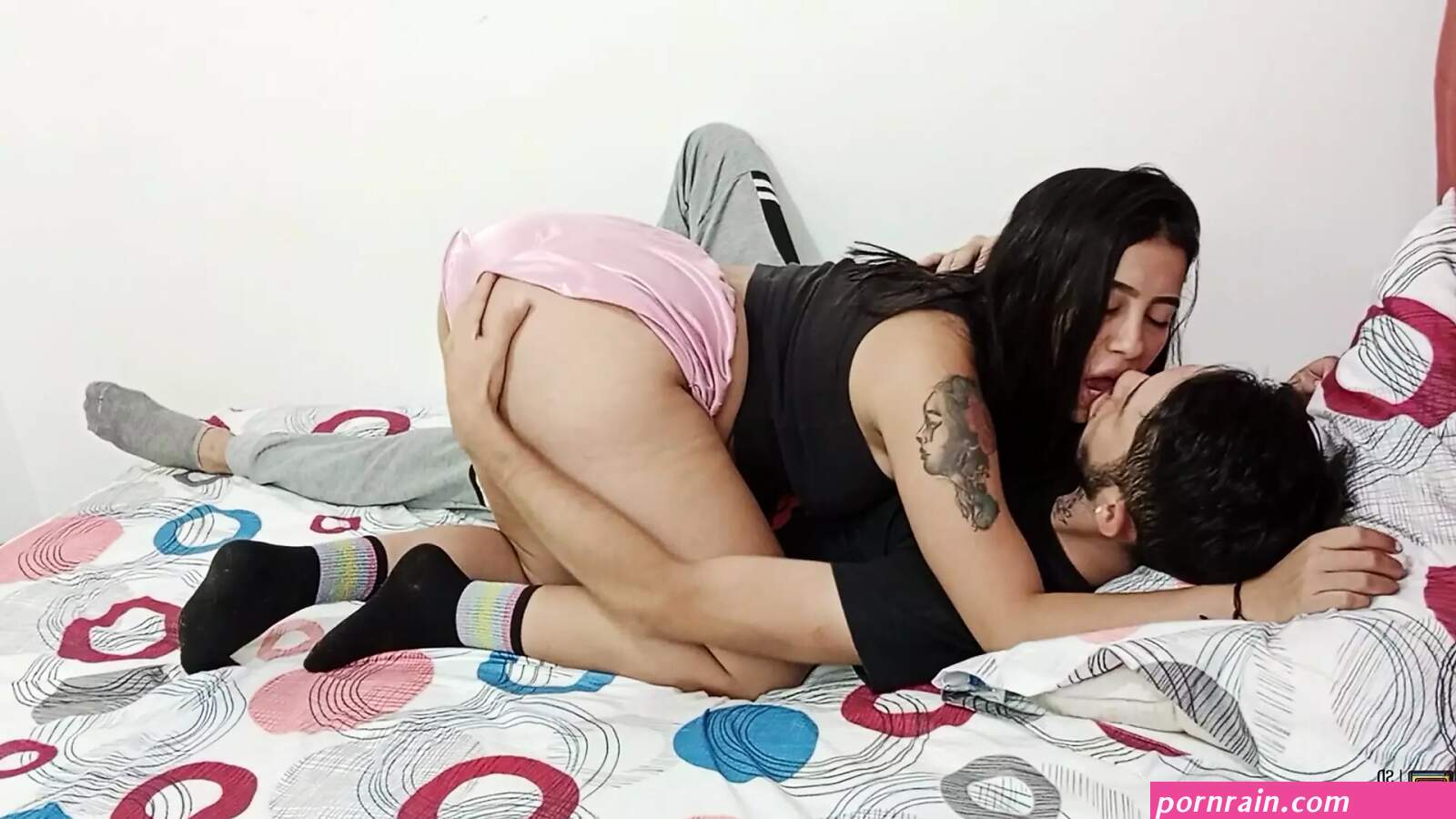 Hermanastros muy cachondos terminan follandose en casa sola