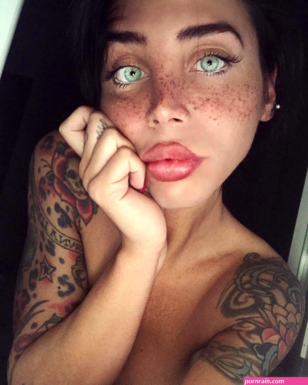 Pin en woman with ink