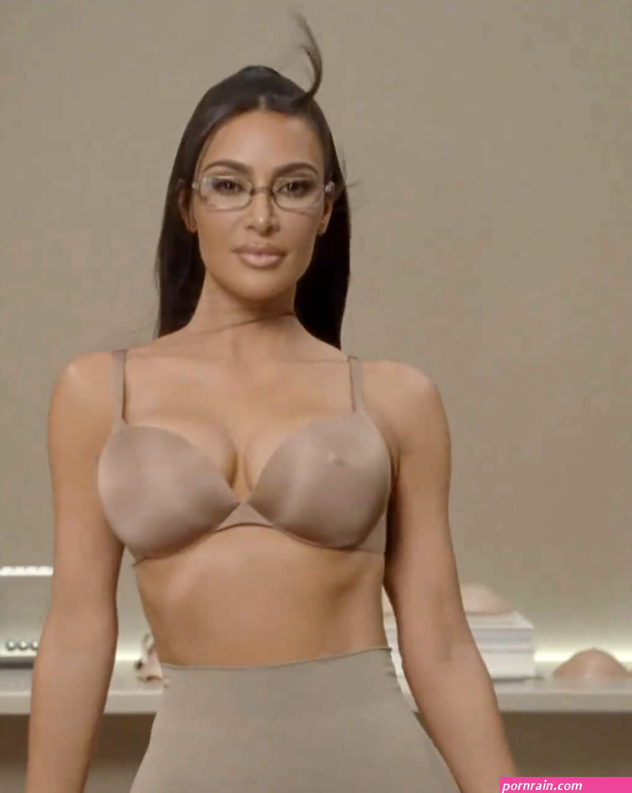 Neues aus Absurdistan: Kardashian prsentiert Harte-Nippel-Imitat Exxpress