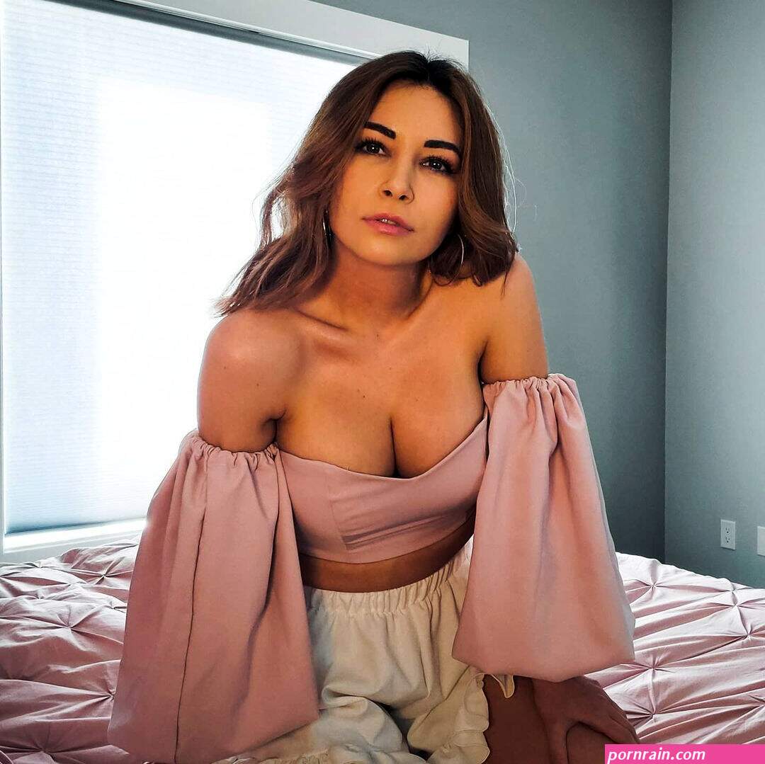 Alinity Divine a famosa streamer de jogos que aposta nos contedos para adultos