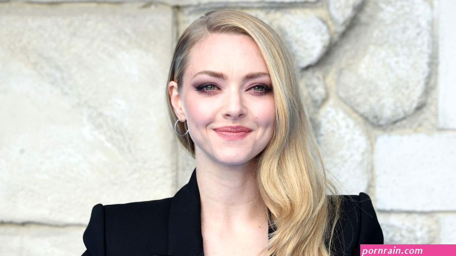 Amanda Seyfrieds minimalist kitchen uses a monochrome color scheme to perfectio