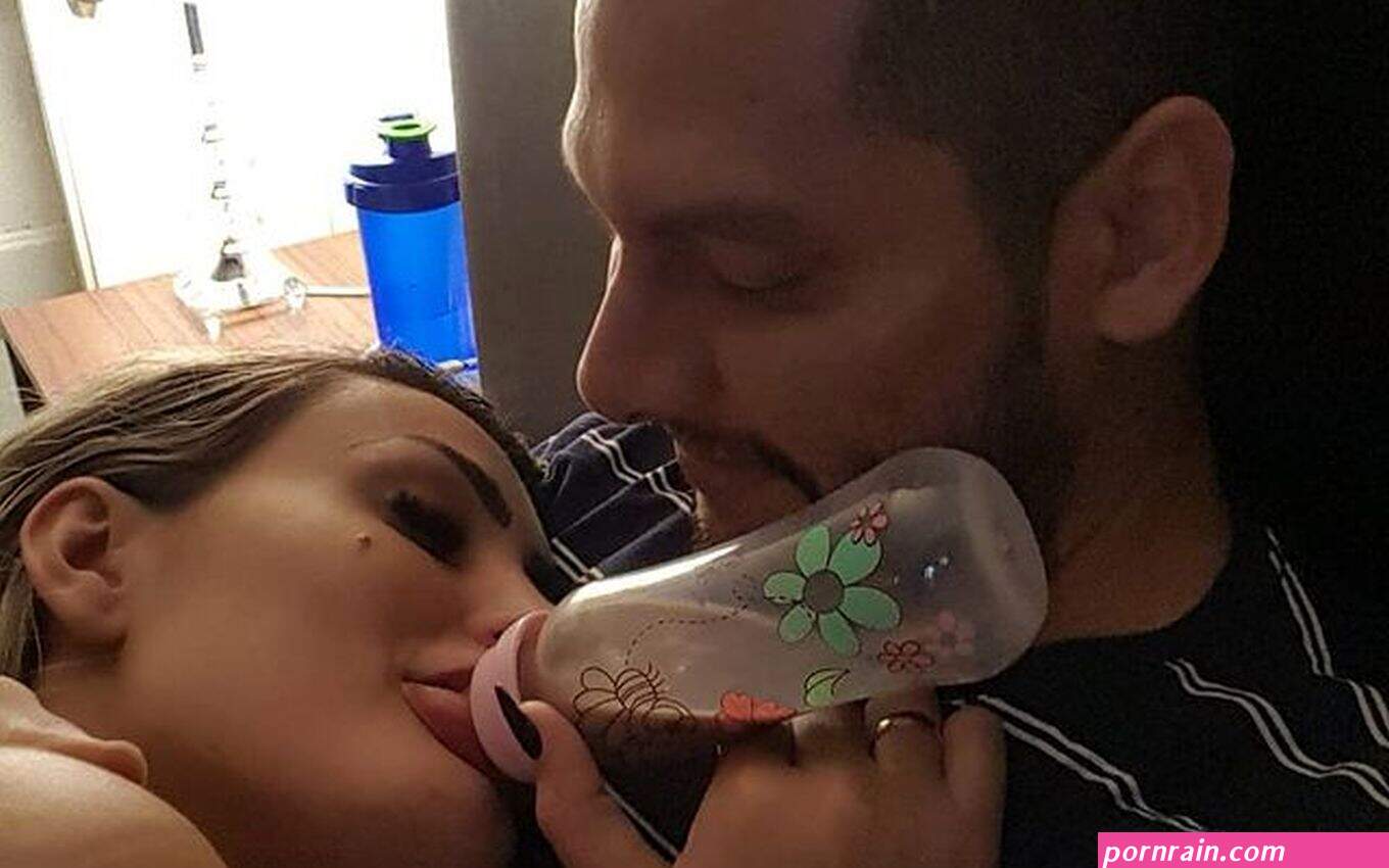 Andressa Urach toma mamadeira no colo do marido e vira piada na web