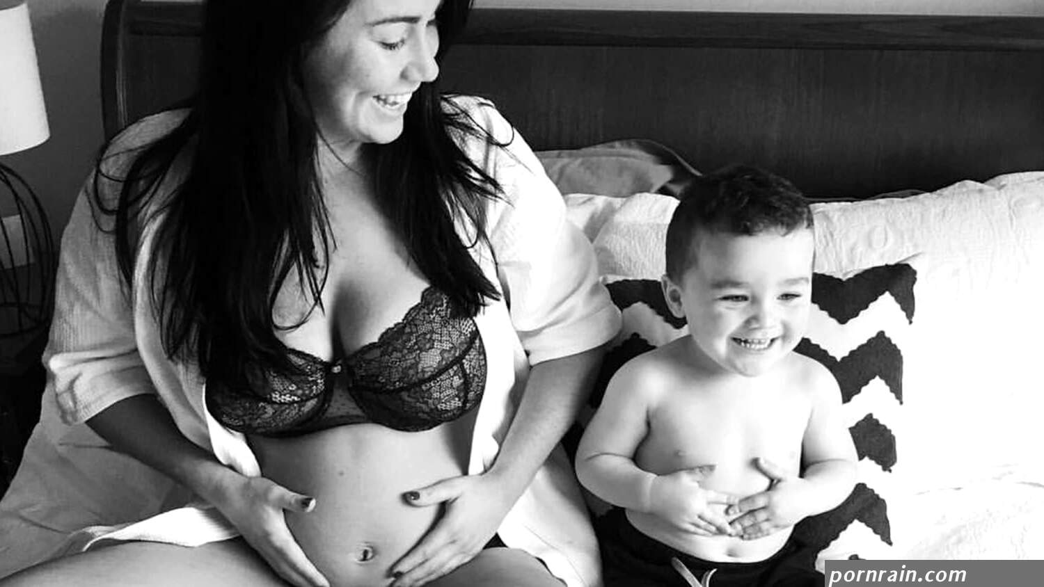 When to announce a pregnancy: Why some moms tell early