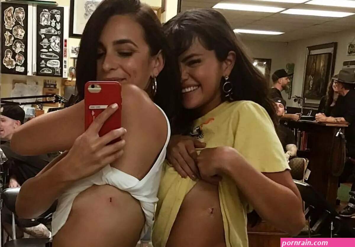 Selena Gomez made the same tattoos with girlfriends