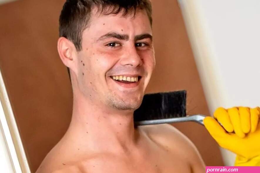 Gizlimiz Saklmz Yok! Ev Temizliini Çplak Bir ekilde Yapan Çlgn Temizlikçi