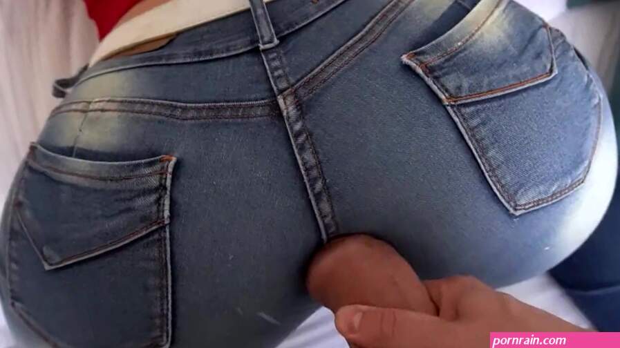 QUE CULASO! me follo a la mejor amiga de mi hermana a traves de jean rotos